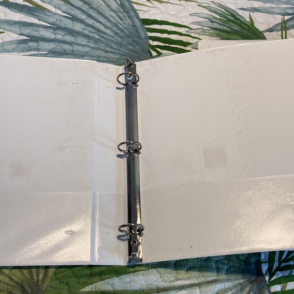 Free with purchase - bundle of 4 white clear pocket 4” binders - Picture 2 of 2